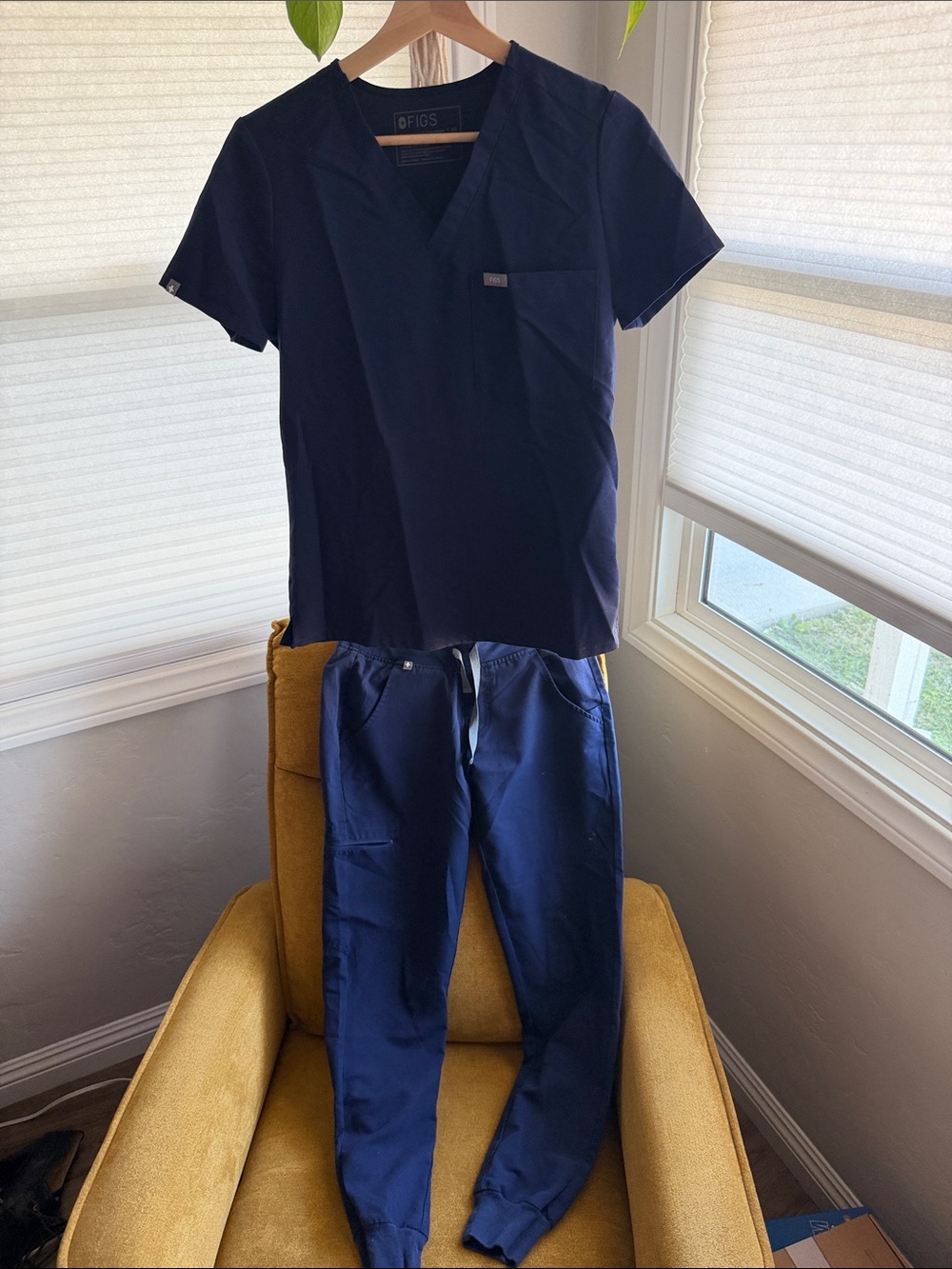 FIGS Navy V-Neck Scrub Top and Jogger Pants Set